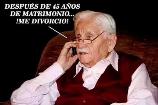 LunaGitana0333's tweet photo. " El divorcio" 
Un anciano llama a su hijo en Nueva York y le dice :
"Odio arruinar estos días festivos, pero tengo que decirte que tu madre y yo nos estamos divorciando, 45 años de matrimonio, y tanta miseria ya es suficiente !"
Papá, ¿Qué estás diciendo?
grita el hijo.
No podemos seguir juntos, la convivencia se ha vuelto insoportable, explicó el viejo padre.
"Estamos hartos el uno del otro"
¿ Porqué papá ?,
Si estaban de maravilla la última vez que fui a visitarlos !
!Hijo, ya estoy harto de hablar de esto y es caro hacerlo por teléfono !Por favor avísale de esto a tu hermana a Hong Kong.
Frenético, el hijo llama a su hermana, y esta al enterarse explota en el teléfono.
"Como diablos se están divorciando", ella grita :
"Yo me encargo de esto".
Ella llama a su anciano padre de inmediato, y le grita :
No se divorcien aún.
No hagan una sola cosa hasta
que yo llegue.
Voy a llamar a mi hermano de vuelta y los dos estaremos allí mañana.
Hasta entonces, no hagan nada,
¿ Me oyes?, gritó mientras colgaba el teléfono.
El anciano cuelga el teléfono y se dirige a su esposa.
"Lo logramos Amor, nuestros hijos estarán aquí en Navidad y se pagarán ellos el pasaje, Te amo".
Abraza siempre a tus padres en vida.