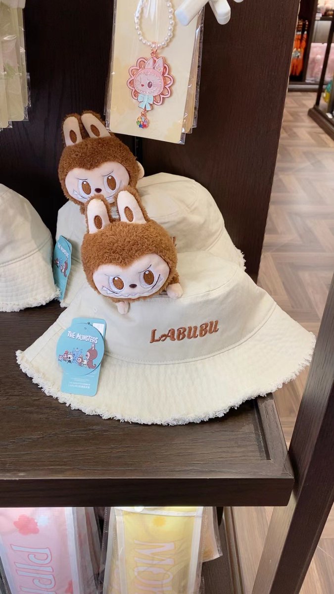 shop_planner's tweet photo. อากาศร้อนๆแบบนี้มารับหมวก Labubu สักใบไหมจ๊ะ ชิคๆ
ลูกค้าคงคิดในใจว่าเกี่ยวอะไร 5555
#popland #poplandstore #popmart #mokoko #ป็อปมาร์ท #ป็อปแลนด์ #labubu #labubuthailand #labubu視角 #molly #มอลลี่ #skullpanda #dimoo #dimoothailand #fallintospring https://t.co/RAltmjgcur