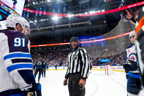 Winnipeg Jets vs. Seattle Kraken get refs Furman South (#13) and TJ Luxmore (#21) with Travis Toomey (#90) and  Shandor Alphonso (#52) on lines 
scoutingtherefs.com/2024/03/44204/… 
 @NHLJets @SeattleKraken #GoJetsGo #SeaKraken #WPGvsSEA