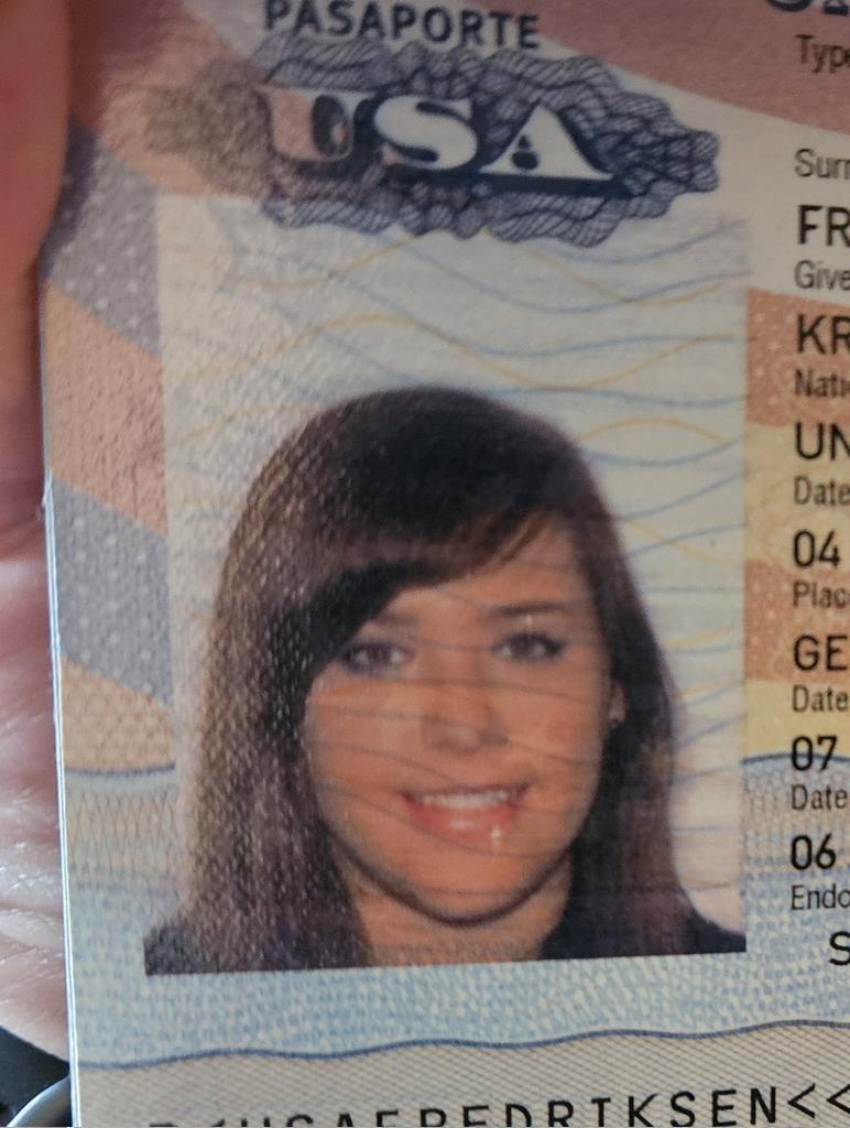 Ohmygod I joined Twitter 15 years ago today. I wasn't even old enough to drink!!! Back when EVERYONE had side-swept bangs even when they looked horrible 😬 Oof I probably tweeted about getting this photo made