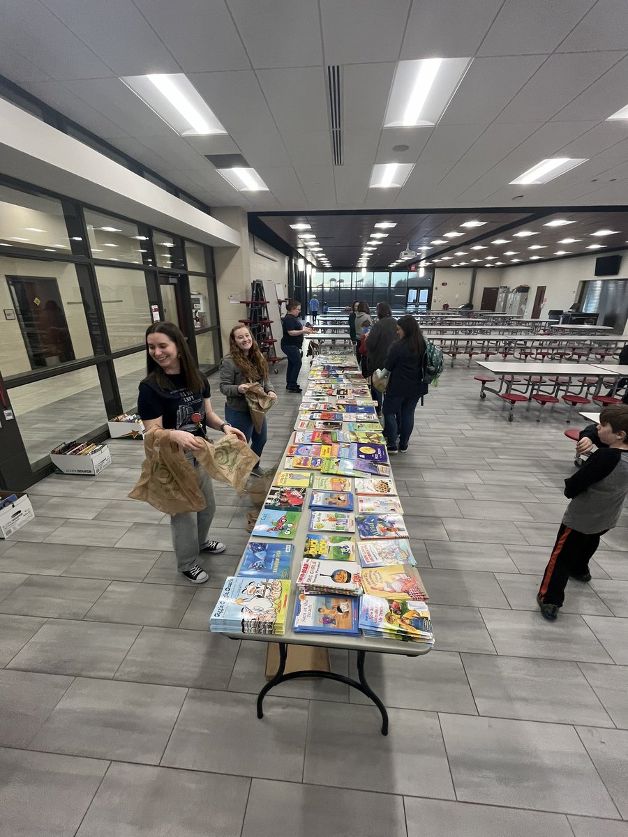 Winding Creek Elementary School (@wc_wolfpack) on Twitter photo Thank you to our incredible staff members for creating and amazing Literacy Night for our K-2 students & families! Families enjoyed time making book buddies, playing literacy games, and shopping for books to take home! A favorite was the Read Aloud theater! 📚#cvliteracy Thank you to our incredible staff members for creating and amazing Literacy Night for our K-2 students & families! Families enjoyed time making book buddies, playing literacy games, and shopping for books to take home! A favorite was the Read Aloud theater! 📚#cvliteracy
