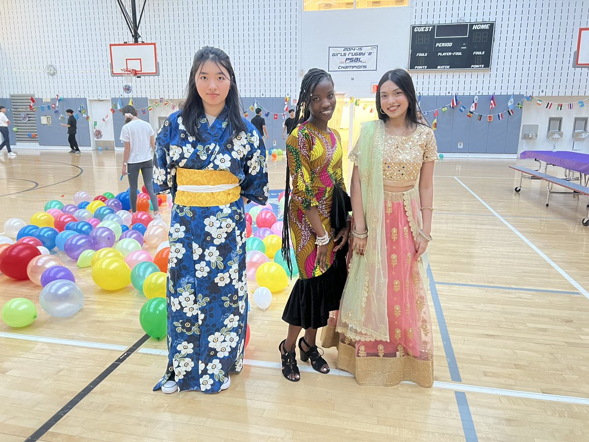 QueensGateway's tweet photo. We wrapped up SEL DAY with a fully inclusive multicultural event that saw food , fashion , and fun mixed all into one. Students provided signature dishes as well as pulled out all the stops with their cultural attires. https://t.co/wE4EuexjHD