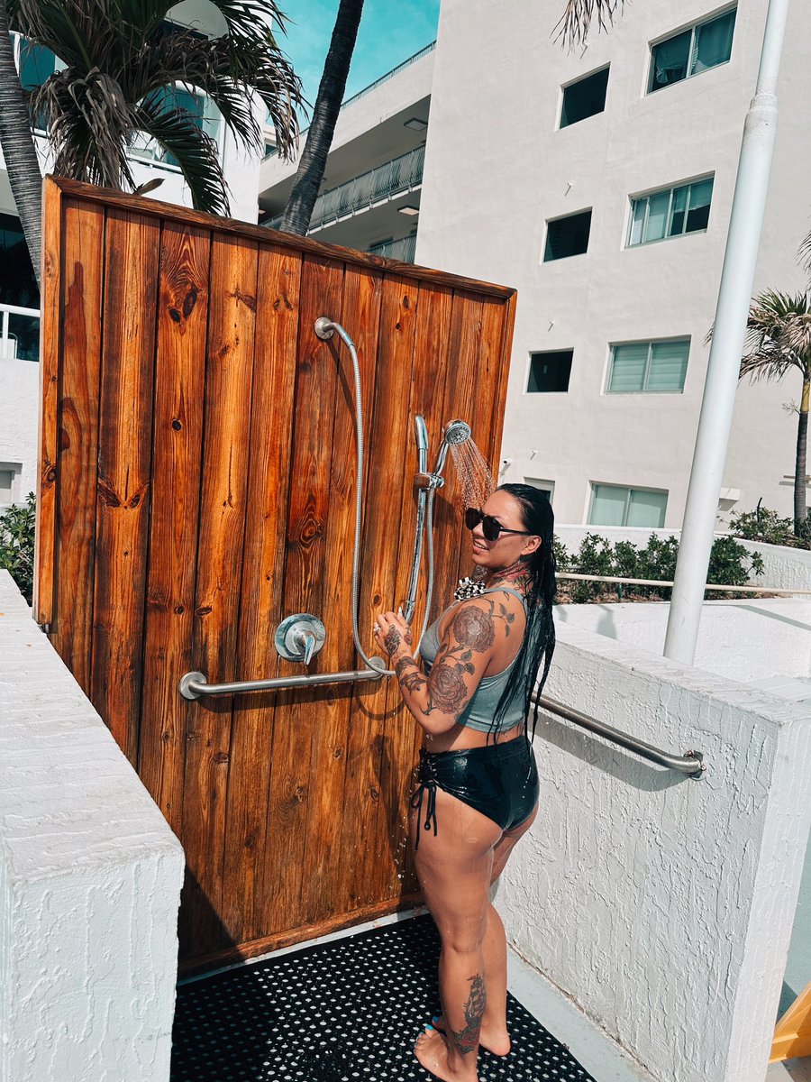 MaraTaylor_'s tweet photo. Living lavishly 🏝️🌺 https://t.co/DoqTCyAdXU