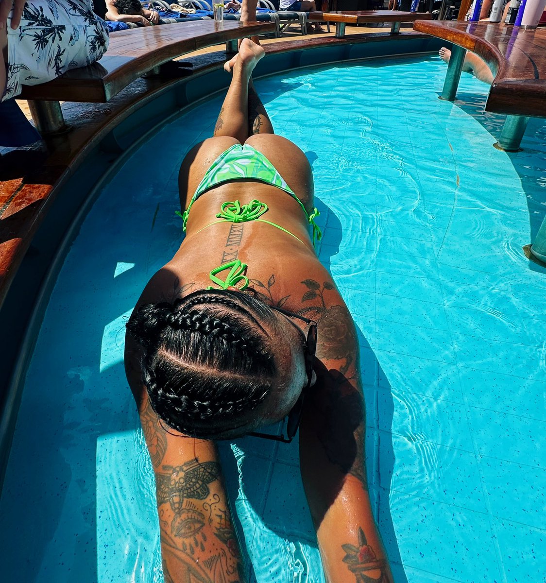 MaraTaylor_'s tweet photo. Living lavishly 🏝️🌺 https://t.co/DoqTCyAdXU