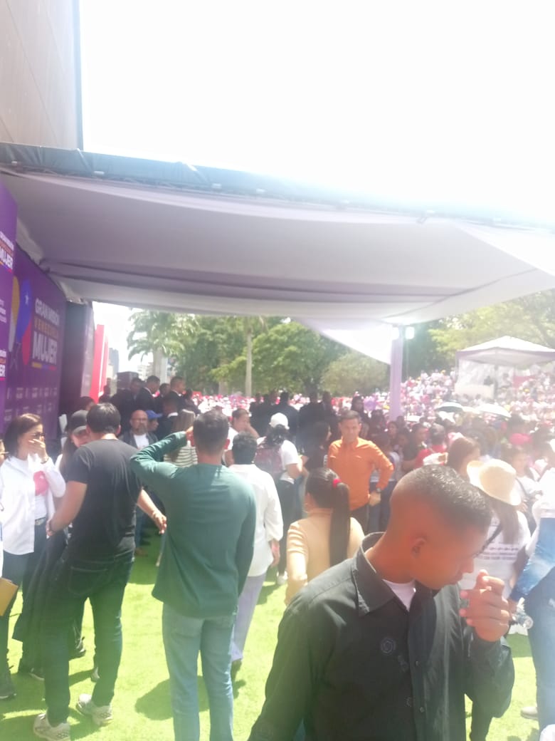 IvssYaracuy's tweet photo. #08Feb l Concentración en celebración del día Internacional de la Mujer. Se Realizó en El Panteón Nacional, Caracas Distrito Capital.
@MagaGutierrezV @NicolasMaduro @JLEONYARA https://t.co/oTeytYtfDo