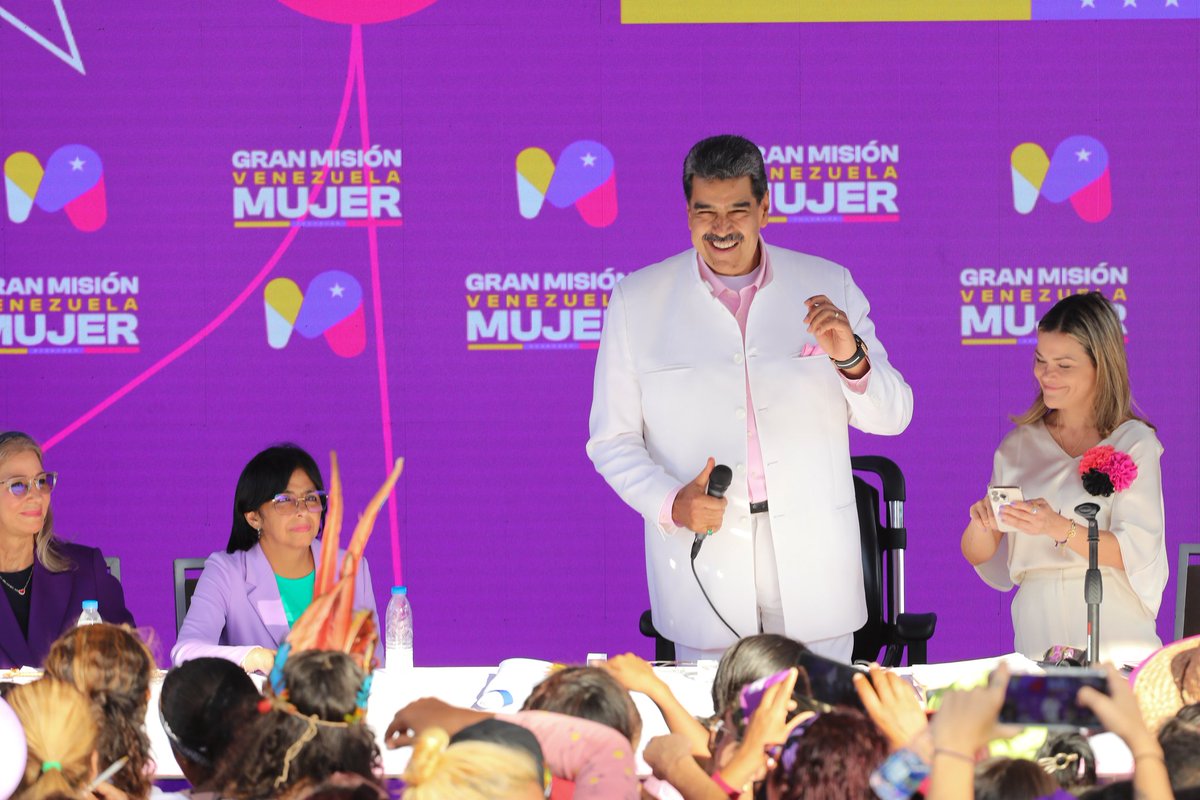 NicolasMaduro's tweet photo. Hago un llamado a todas las mujeres de Venezuela, para que en 31 días constituyan todos los comités territoriales, censen a cada Movimiento a nivel nacional y el 9 de abril vayamos a la mega asamblea de la mujer venezolana para constituir el "Gran Movimiento de las Mujeres Unitario y Diverso Josefa Joaquina Sánchez". ¡Para Venezuela y el mundo!