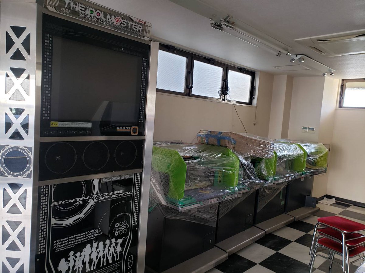 wgc_tencho's tweet photo. アイドルマスター4台とセンターモニターが到着しました。
6店舗目で稼働予定です。
オープンまでもうしばらくお待ちください。