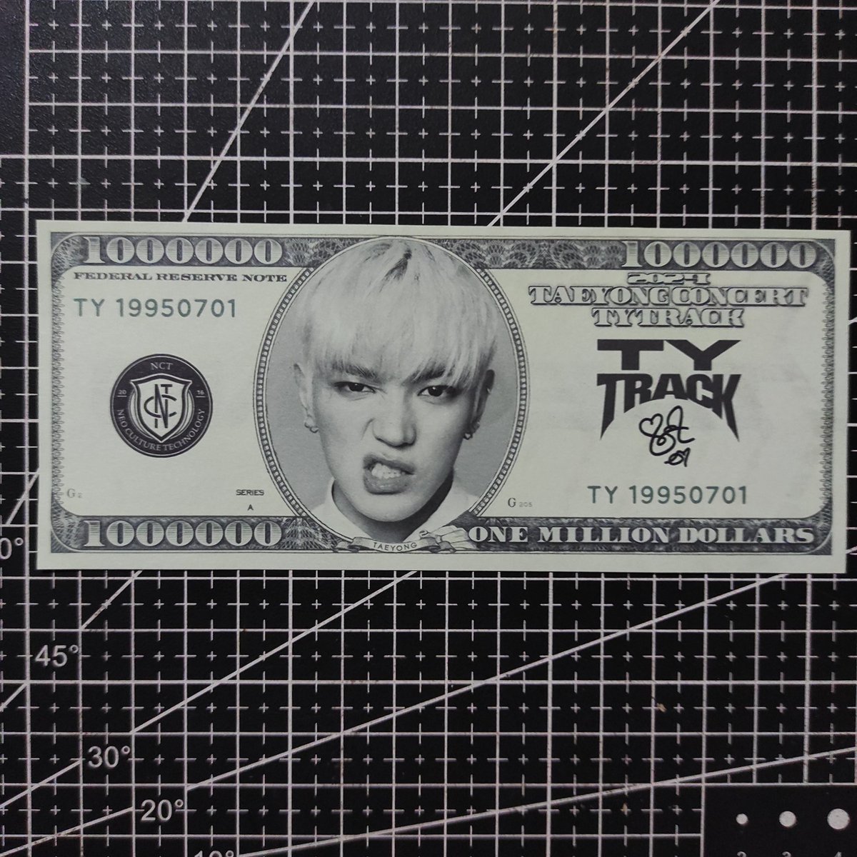 unknown_kart's tweet photo. 「 #unknown_mails 」
 💌 from ↳ @budaebokkeum
[ #unknown_feedback ]
-
Look im rich 🤑

Taeyong TY TRACK CONCERT CONFETTI is here na! Thank you so much for the opportunity to have this. 🥹

TY TRACK PH WHEN? 

#TAEYONG 
#TAEYONG_TAP #TAEYONG_TY_TRACK #Taeyong1stSoloConcert https://t.co/VnKj8YAJKA