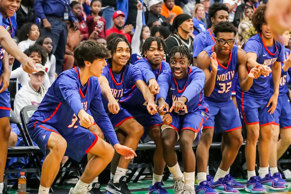 North Mecklenburg is moving on. The Vikings knock out reigning NCHSAA 4A state champion Myers Park and advance to the Final 4. The No. 4 team in America is done. ✍️ @shane_connuck 📸 @KellyHoodPhoto charlotteobserver.com/sports/high-sc…