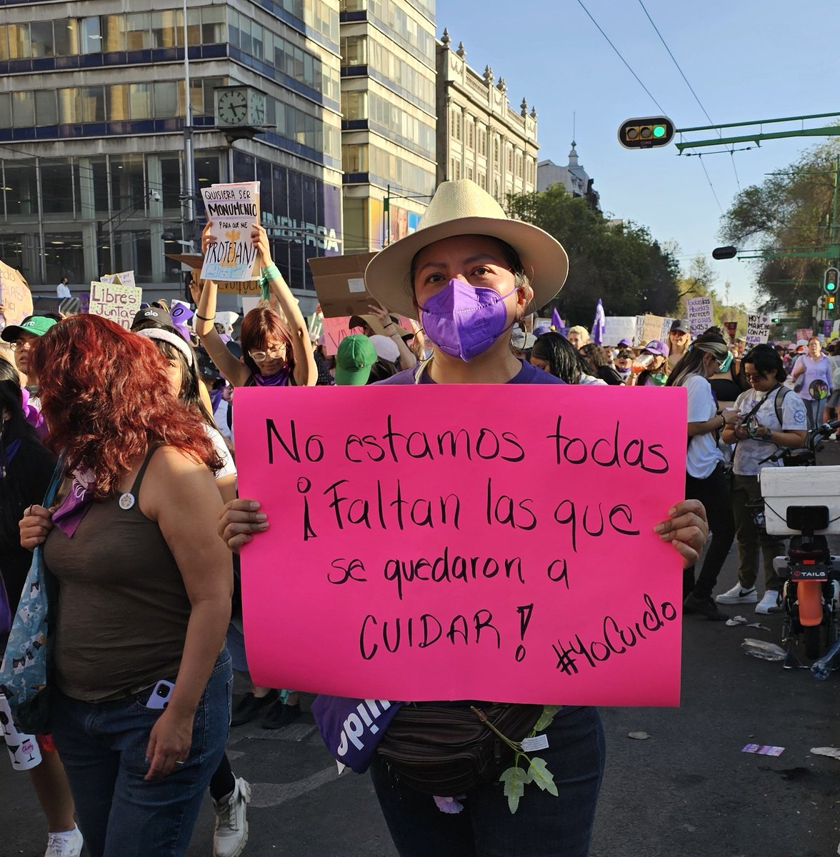 Hoy 8M  es un buen día para recordarles qué  millones de mujeres en toda Latinoamérica nos hemos tenido que quedar a cuidar por falta de política y servicios públicos de cuidado
¡Las que nos quedamos a cuidar faltamos en el congreso, la industria, las escuelas,los tribunales!