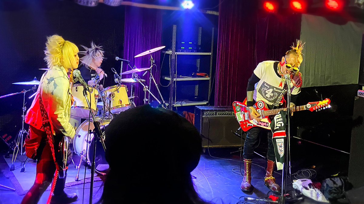 tomas69b's tweet image. そういえばHULLABALOO見てきた~⚡️
ベースのSHINさん加入の
新体制のTHE FUZZIYAMA SURFERS🗻🏄
やっぱり全然味が変わるなー🎶
アニーの時とは全く別物✨
人のバンド通して新しい発見もあるし
音楽って面白いね~♪
色んな人達と沢山話せて楽しかった⚡️
#thundertomas⚡️ #thundermusiclover⚡️🎶