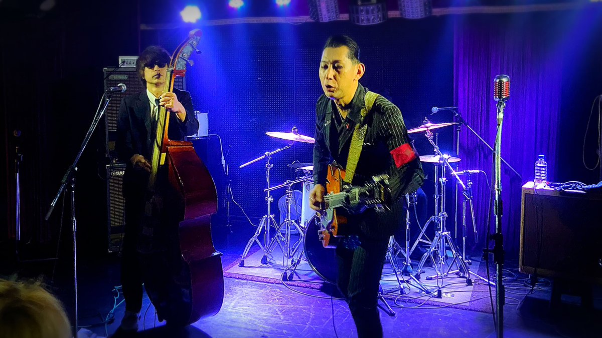 tomas69b's tweet image. そういえばHULLABALOO見てきた~⚡️
ベースのSHINさん加入の
新体制のTHE FUZZIYAMA SURFERS🗻🏄
やっぱり全然味が変わるなー🎶
アニーの時とは全く別物✨
人のバンド通して新しい発見もあるし
音楽って面白いね~♪
色んな人達と沢山話せて楽しかった⚡️
#thundertomas⚡️ #thundermusiclover⚡️🎶