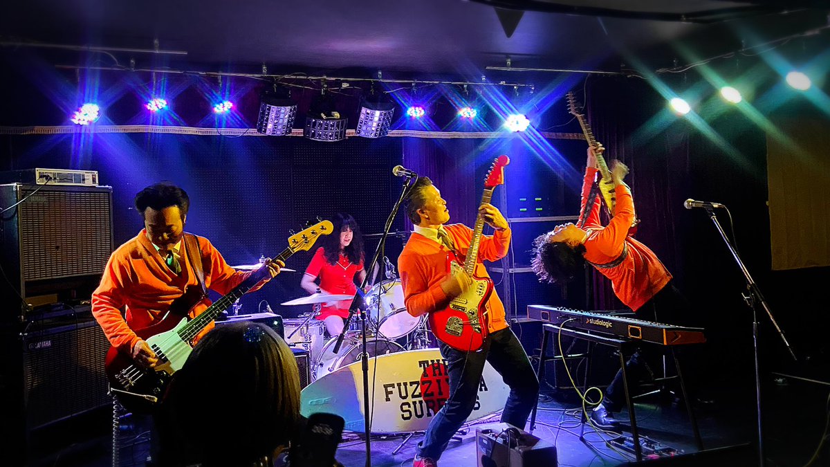 tomas69b's tweet image. そういえばHULLABALOO見てきた~⚡️
ベースのSHINさん加入の
新体制のTHE FUZZIYAMA SURFERS🗻🏄
やっぱり全然味が変わるなー🎶
アニーの時とは全く別物✨
人のバンド通して新しい発見もあるし
音楽って面白いね~♪
色んな人達と沢山話せて楽しかった⚡️
#thundertomas⚡️ #thundermusiclover⚡️🎶