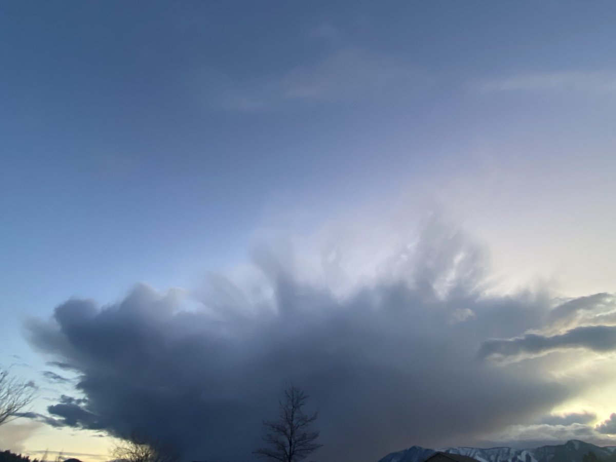 upideedoo's tweet photo. Wow!! Huge cell SW of Flagstaff ⁦@NWSFlagstaff⁩ https://t.co/G1Pg3XXwPT