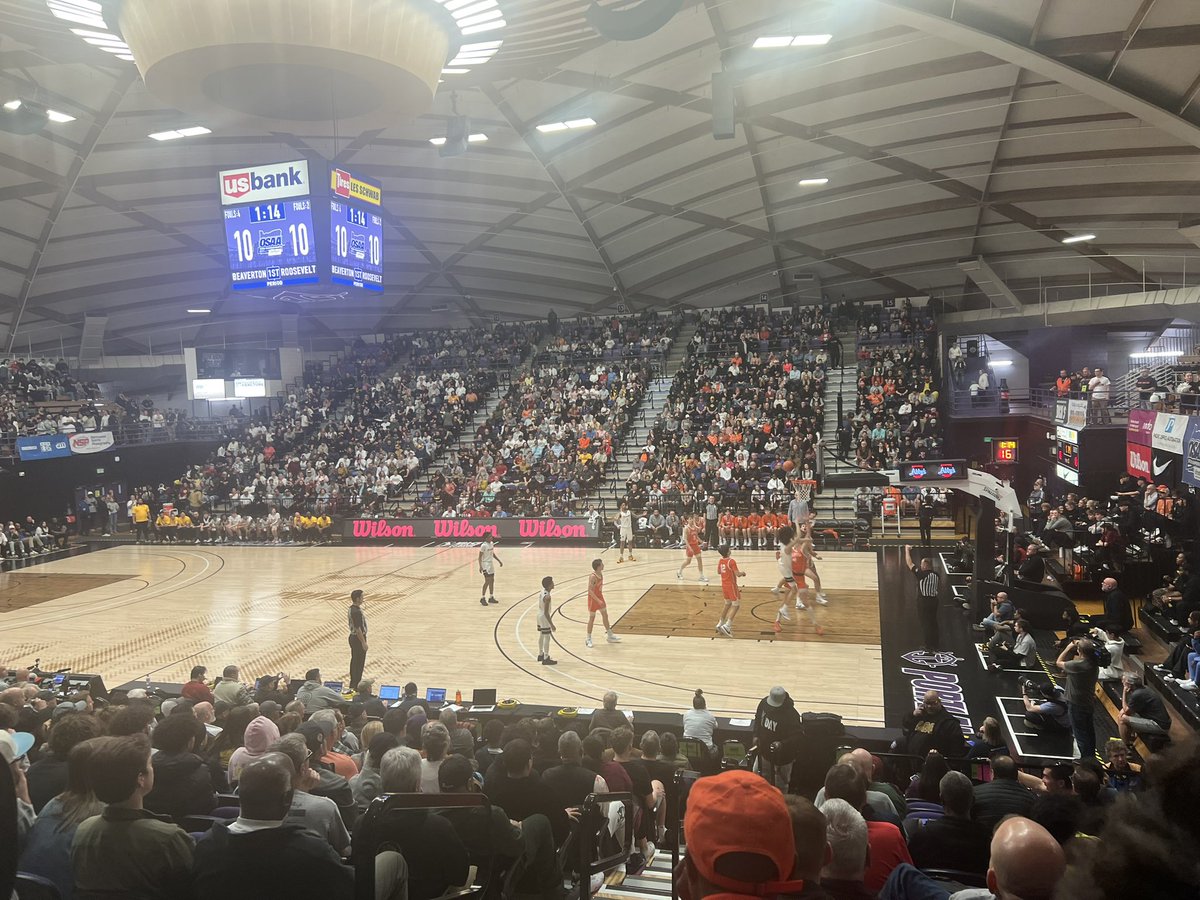 Back on the recruiting trail looking for some future COUGS at the Oregon State high school basketball State Championships‼️ #RecruitingNeverStops #GoCougs 🏀