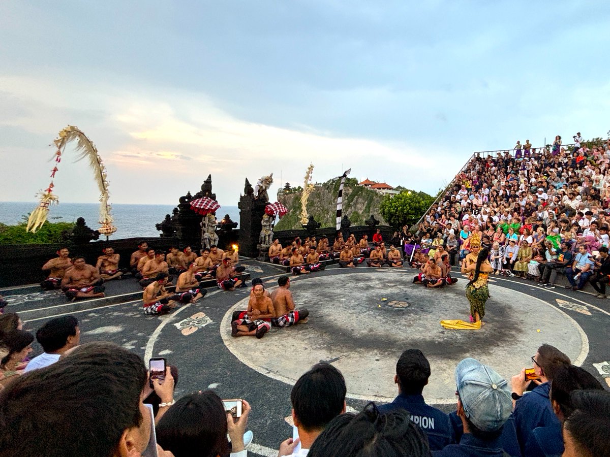 BenXuLab's tweet photo. Another great @APAOphth meeting, this time in the beautiful Bali! Lots of creative research being conducted in Asia to advance eye care. I learned so much from my friends at the #angleclosure symposium. Also, thanks to @SSwaminathanMD for making sure I got some culture! @USCEye https://t.co/Nqc6xuNbYD