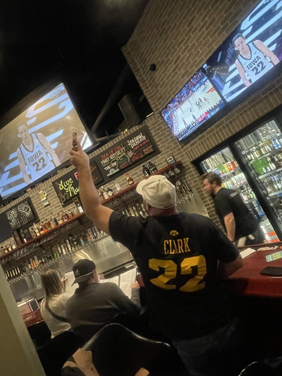 jimmychick's tweet photo. CAITLIN CLARK FEVER in Indianapolis, Indiana…
#CCMania #B1GWBBT x @IowaWBB X @IndianaFever x @TaylorTannebaum x @amberderrow https://t.co/CsjnLYbWt3