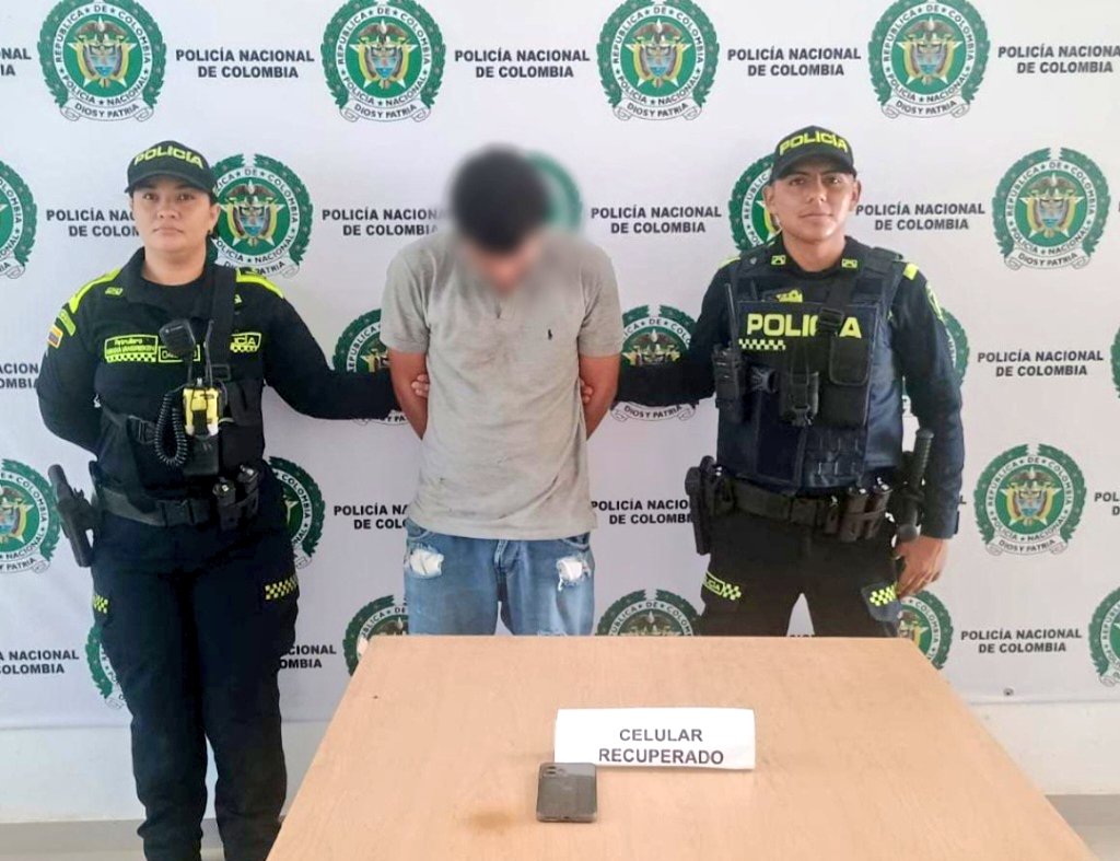 GuajiraPolicia's tweet photo. #Riohacha | Gracias a la información oportuna de la ciudadanía y la rápida acción de #MiPolicíaDelCuadrante logramos la captura de una persona por el delito de hurto, en el procedimiento se logró la incautación de un celular #PlanChoque360 #DiosYPatria https://t.co/pe4Rucctj0