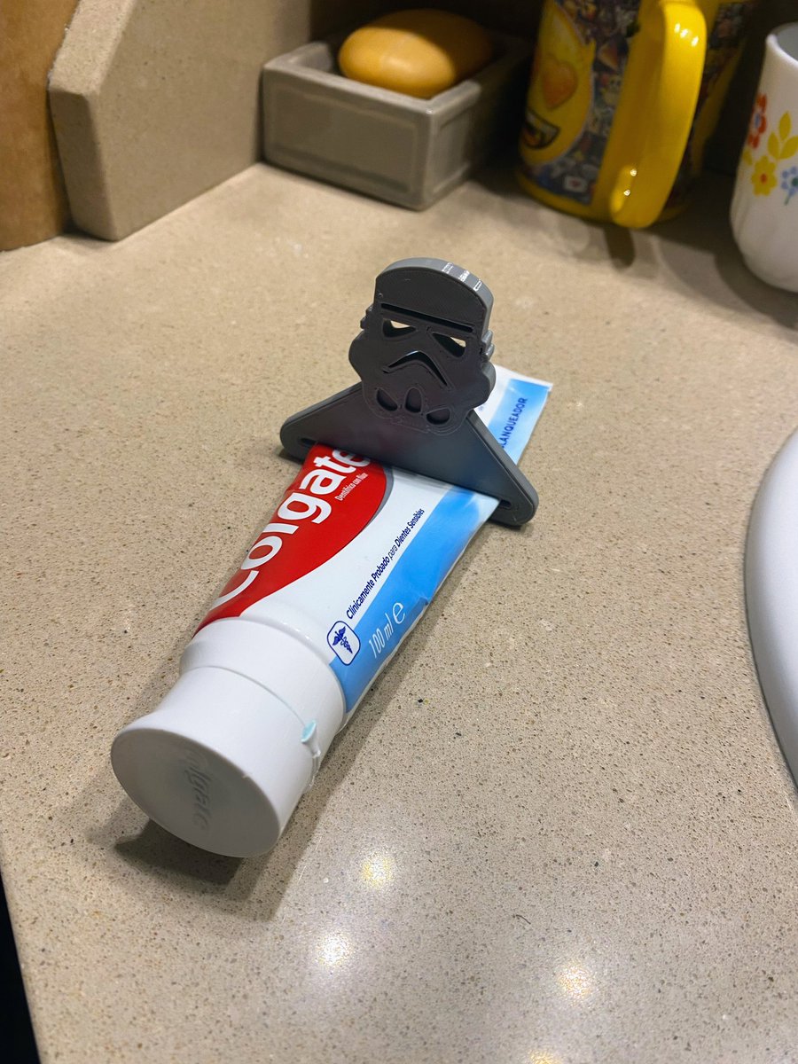 PYC3D's tweet photo. No dejes que ni un ápice de tu pasta de dientes 🪥 caiga en el lado oscuro del lavabo. 🚽

Con este exprimidor hecho en 3D, ¡Apurarás la pasta de dientes hasta el final y tendrás unos dientes relucientes! 😬👈🏻

#impresión3d #guerradelasgalaxias #starwars #diseño3d #pyc3d https://t.co/D46x6517SH