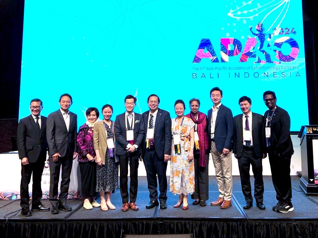 BenXuLab's tweet photo. Another great @APAOphth meeting, this time in the beautiful Bali! Lots of creative research being conducted in Asia to advance eye care. I learned so much from my friends at the #angleclosure symposium. Also, thanks to @SSwaminathanMD for making sure I got some culture! @USCEye https://t.co/Nqc6xuNbYD