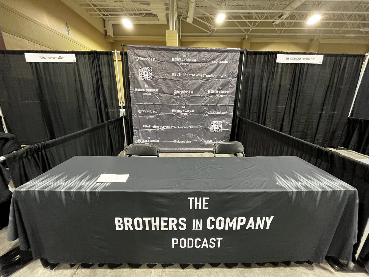 flyingace26's tweet photo. Here’s a preview of the set up for the Charleston @blackexposouth . The podcast table is empty but we will have our audio setup ready tomorrow. (Don’t worry, We’ll have pictures of the entire set tomorrow)👍 In my geechie voice “Da weatherman say e gon rain datomorra” 🌧️ ☔️ https://t.co/2CTBH1cD2c