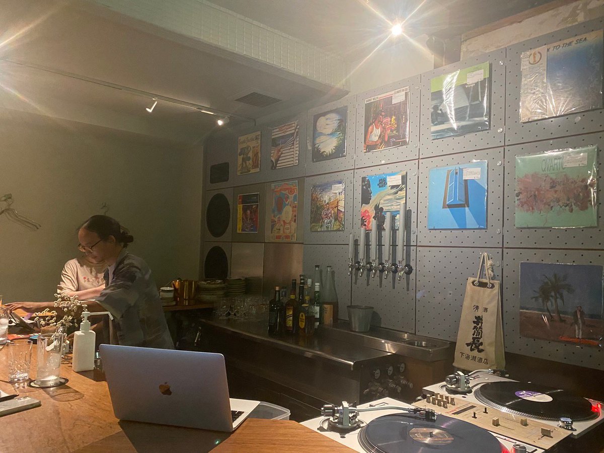 KU_traverse's tweet photo. 【インタビュー企画】
Hachi Record Shop and Bar 

元遊郭の建物をリノベーションし、レコードショップとバーの機能を兼ね備える。
遊郭建築の名残として引継がれる要素、場を掌握する音楽やモノとしてのレコードなど、物質要素が空間や場に与える影響について伺った。 https://t.co/4rrlXdun0n