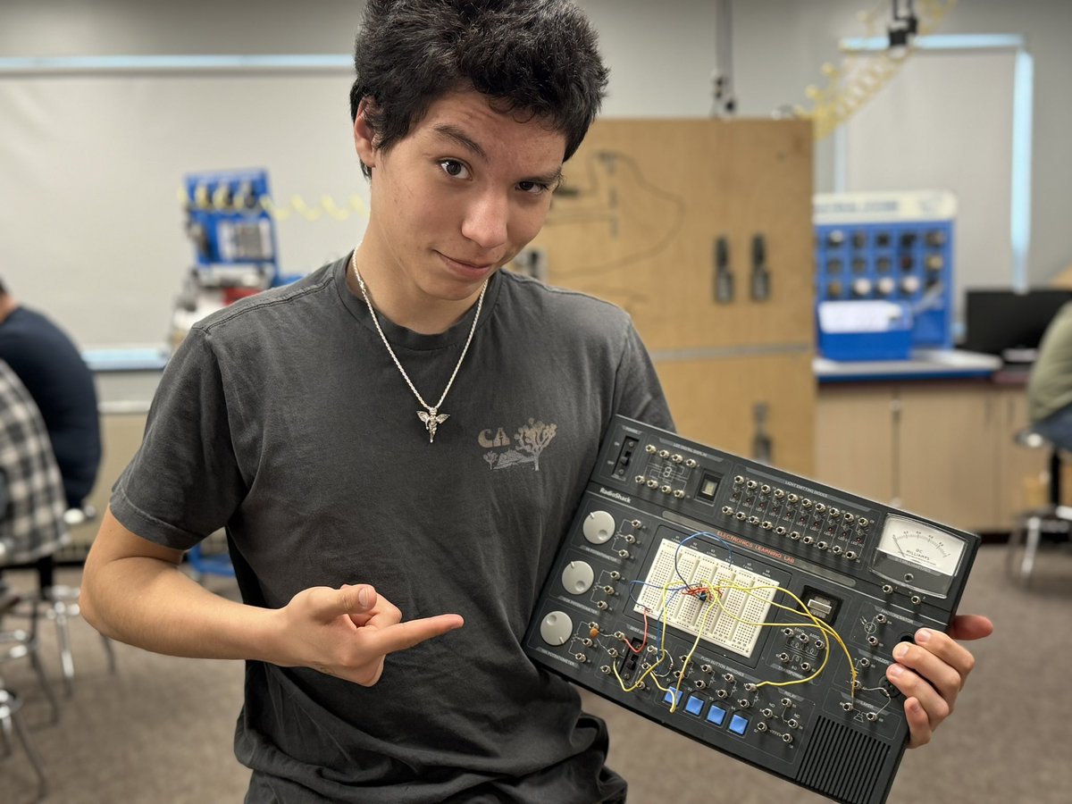 mrs_wuchenich's tweet photo. Mechatronics students are sparking innovation with their mastery of DC circuits and limit switch circuits! #HPSDAwesome #STEAMacademy #HPSDlearns https://t.co/FQ3VY6tyFh
