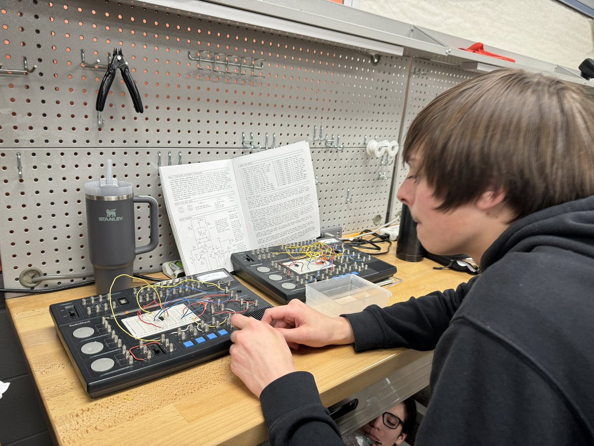 mrs_wuchenich's tweet photo. Mechatronics students are sparking innovation with their mastery of DC circuits and limit switch circuits! #HPSDAwesome #STEAMacademy #HPSDlearns https://t.co/FQ3VY6tyFh