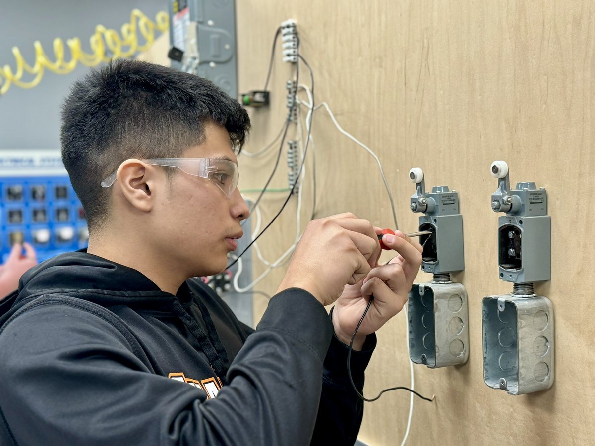 mrs_wuchenich's tweet photo. Mechatronics students are sparking innovation with their mastery of DC circuits and limit switch circuits! #HPSDAwesome #STEAMacademy #HPSDlearns https://t.co/FQ3VY6tyFh