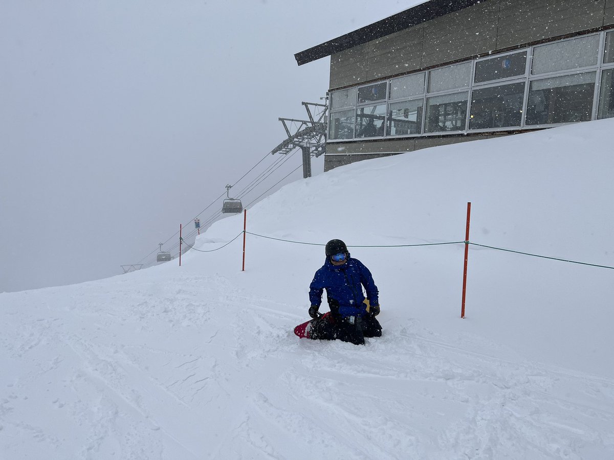 Snowboard_t's tweet photo. 今日は、宝台樹でスノーボード🏂

3月のここにきて、今シーズン3本の指に入る当たり🎯です。

少し視界は悪いけど、風も強くなく、めっちゃ気持ち良くパウダー味わってます。

最高っす！

#スノーボード #宝台樹 #パウダー https://t.co/McELcc9Auq