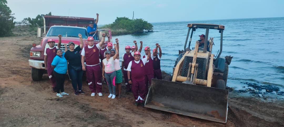 CmdtGNMcbo's tweet photo. Este #8Mar en perfecta unión cívico-militar y dando cumplimiento a la Comisión Presidencial para la Batalla Ambiental en el Rescate, Conservación y Desarrollo Sostenible del Lago de Maracaibo, la @GNB_Zulia a través del D-111 junto al pueblo del municipio San Francisco. https://t.co/GdvHCqAdqd