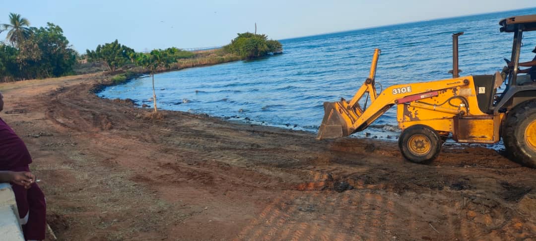 CmdtGNMcbo's tweet photo. Este #8Mar en perfecta unión cívico-militar y dando cumplimiento a la Comisión Presidencial para la Batalla Ambiental en el Rescate, Conservación y Desarrollo Sostenible del Lago de Maracaibo, la @GNB_Zulia a través del D-111 junto al pueblo del municipio San Francisco. https://t.co/GdvHCqAdqd