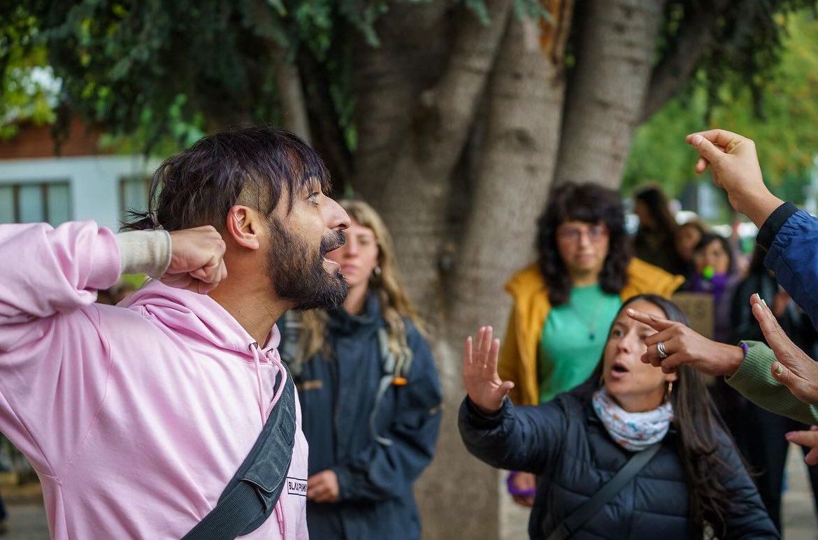 Un hombre trató de atacar a las mujeres que marchaban pacíficamente este #8M en San Martín de los Andes y fue retratado en el acto por el fotógrafo Federico Soto.