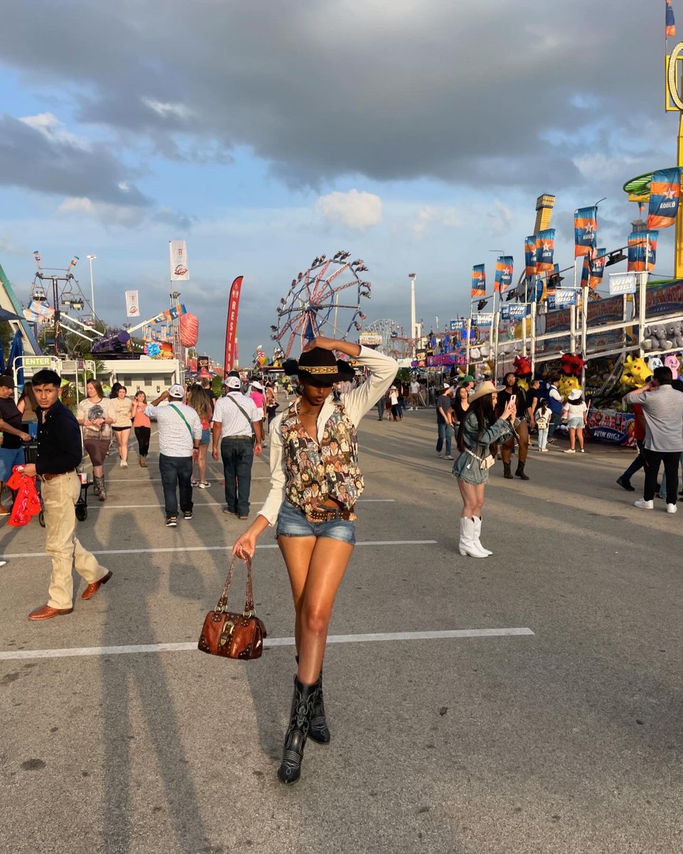 rrrocket_'s tweet photo. Cowgirl + Rodeo =❤️ https://t.co/hf8sLb0Fyy