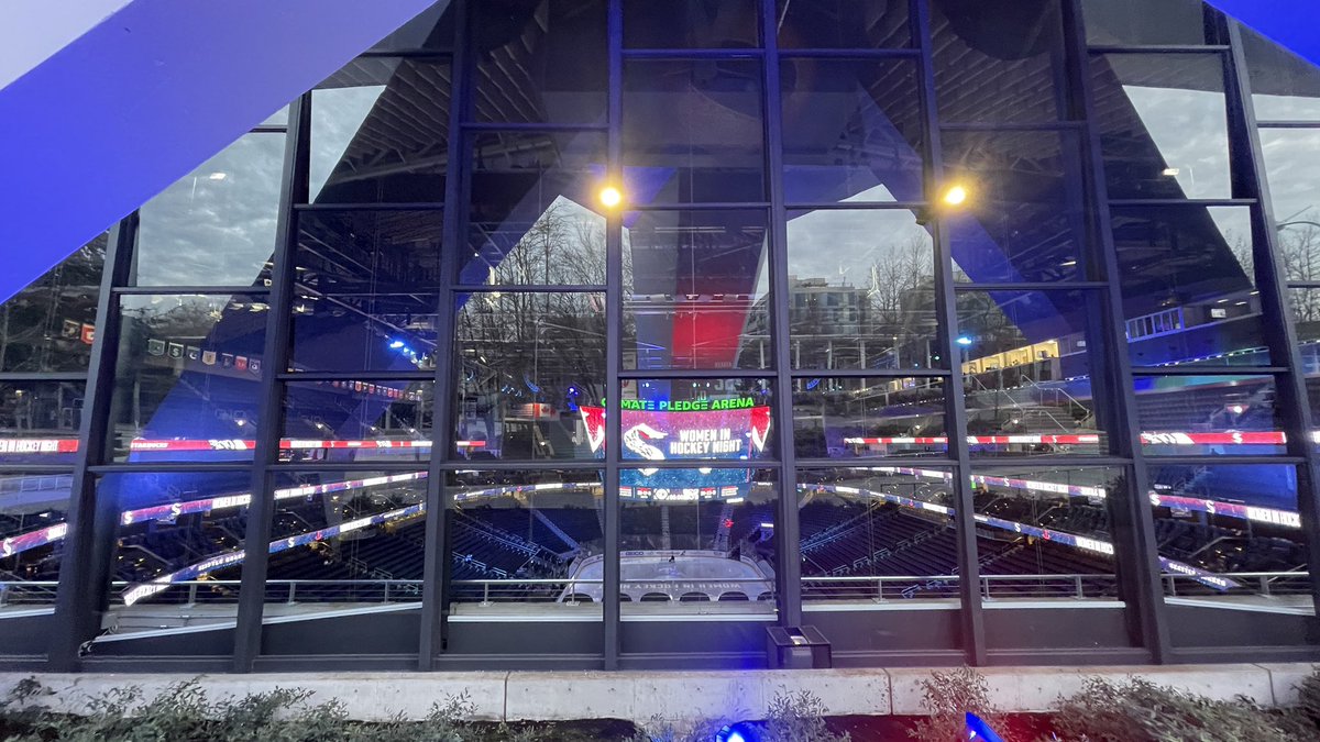 brent_bellamy's tweet image. Seattle’s unbelievable Climate Pledge Arena. Built under the heritage protected roof of a Modernist pavilion from the 1962 World’s Fair. They suspended the roof, dug out 700,000 cubic yards of earth and built a $1.2 billion arena under ground. You can see inside from the sidewalk