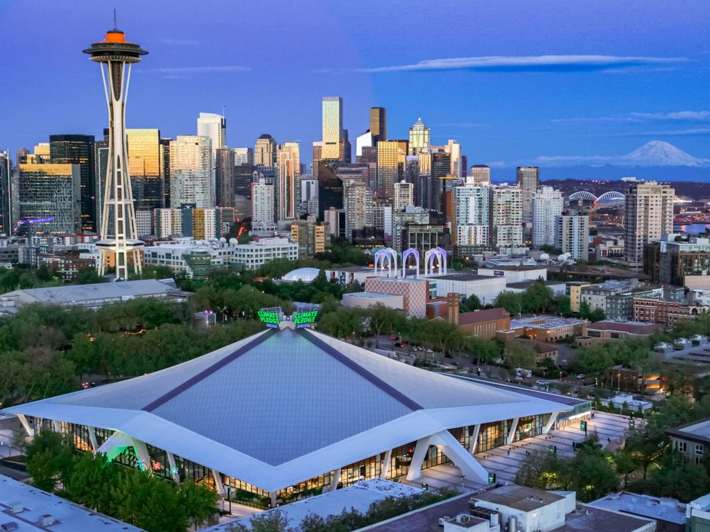 brent_bellamy's tweet image. Seattle’s unbelievable Climate Pledge Arena. Built under the heritage protected roof of a Modernist pavilion from the 1962 World’s Fair. They suspended the roof, dug out 700,000 cubic yards of earth and built a $1.2 billion arena under ground. You can see inside from the sidewalk
