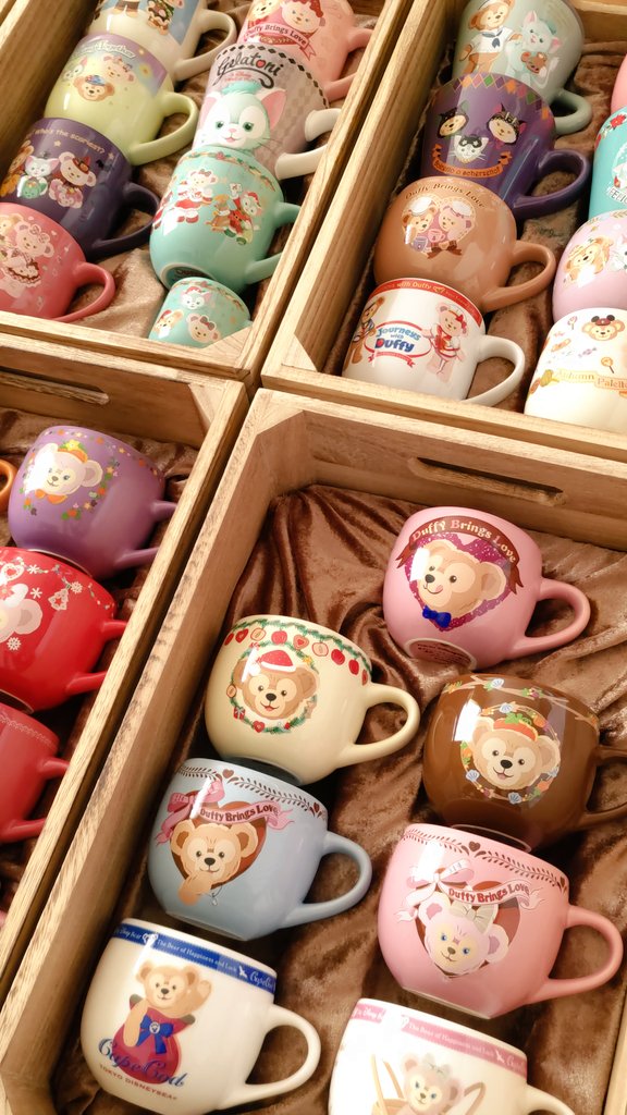 ディズニースーベニアカップ32個 まとめ売り＊収納棚は付きません。