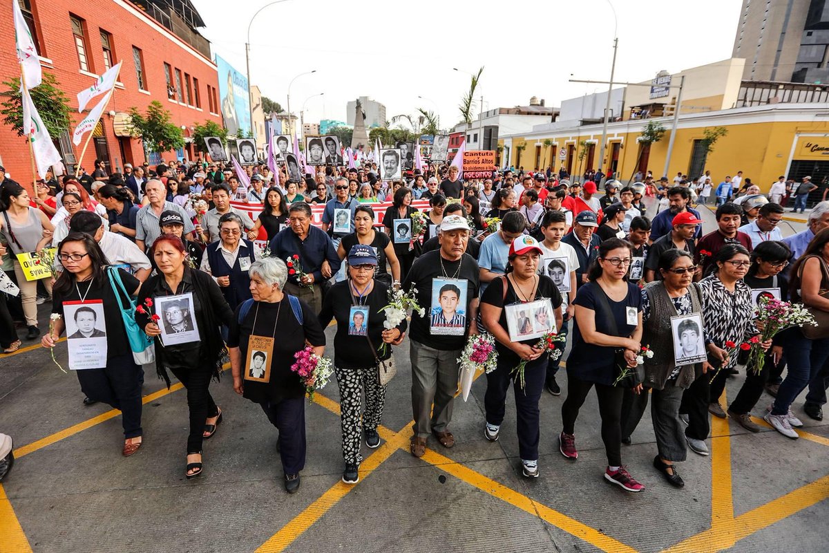 gise_ortiz's tweet photo. A las guerreras, a las mujeres que siguen buscando verdad y justicia y no se cansan de gritar los nombres de sus desaparecidos y se enfrentan al poder cómplice de asesinos. A quienes siguen señalando a responsables porque vive en ellas el amor al ser querido. #MujeresDeLucha  #8M https://t.co/1ei1Aopbyb
