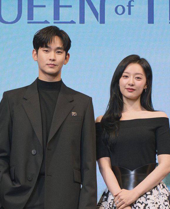 kdrama_menfess's tweet photo. •kdm• MALEM INI QUEEN OF TEARS EPISODE PERTAMA TAYANG! siapa yang bakal nonton on going? mutualan yuk 🫶🏻 https://t.co/OvX7B2R34R