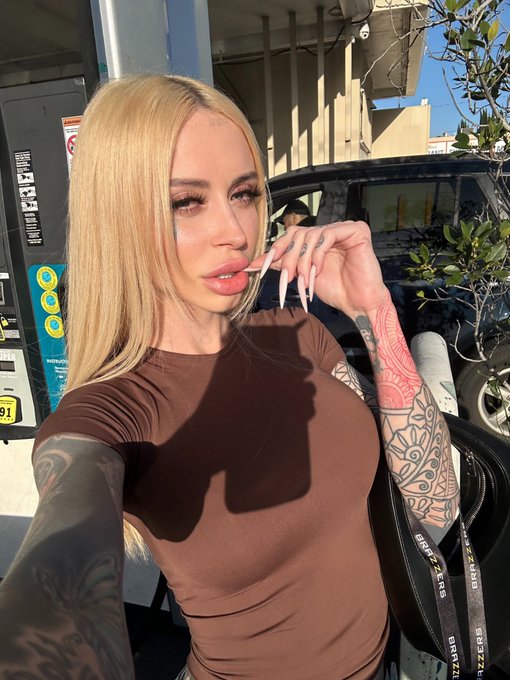 Choose one:  1 - girly  2 - bitchy https://t.co/6aWhrq0e3h