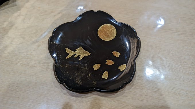 カタニさんで金箔貼り体験 普通に難しくてちょっと失敗&hellip; ここなちゃんを笑えないわ 金魚にしたのは白石紬ちゃんイメージで 完成品取り忘れたので宿に戻ったら撮る https://t.co/p2wg3iWK<a href="/tag/%E3%82%B7%E3%83%A3%E3%83%8B%E3%82%BD%E3%83%B3"class="tags"><span>#シャニソン</span></a>