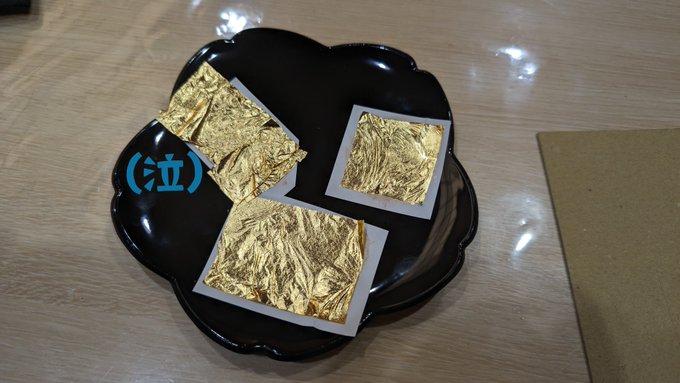 カタニさんで金箔貼り体験 普通に難しくてちょっと失敗&hellip; ここなちゃんを笑えないわ 金魚にしたのは白石紬ちゃんイメージで 完成品取り忘れたので宿に戻ったら撮る https://t.co/p2wg3iWK