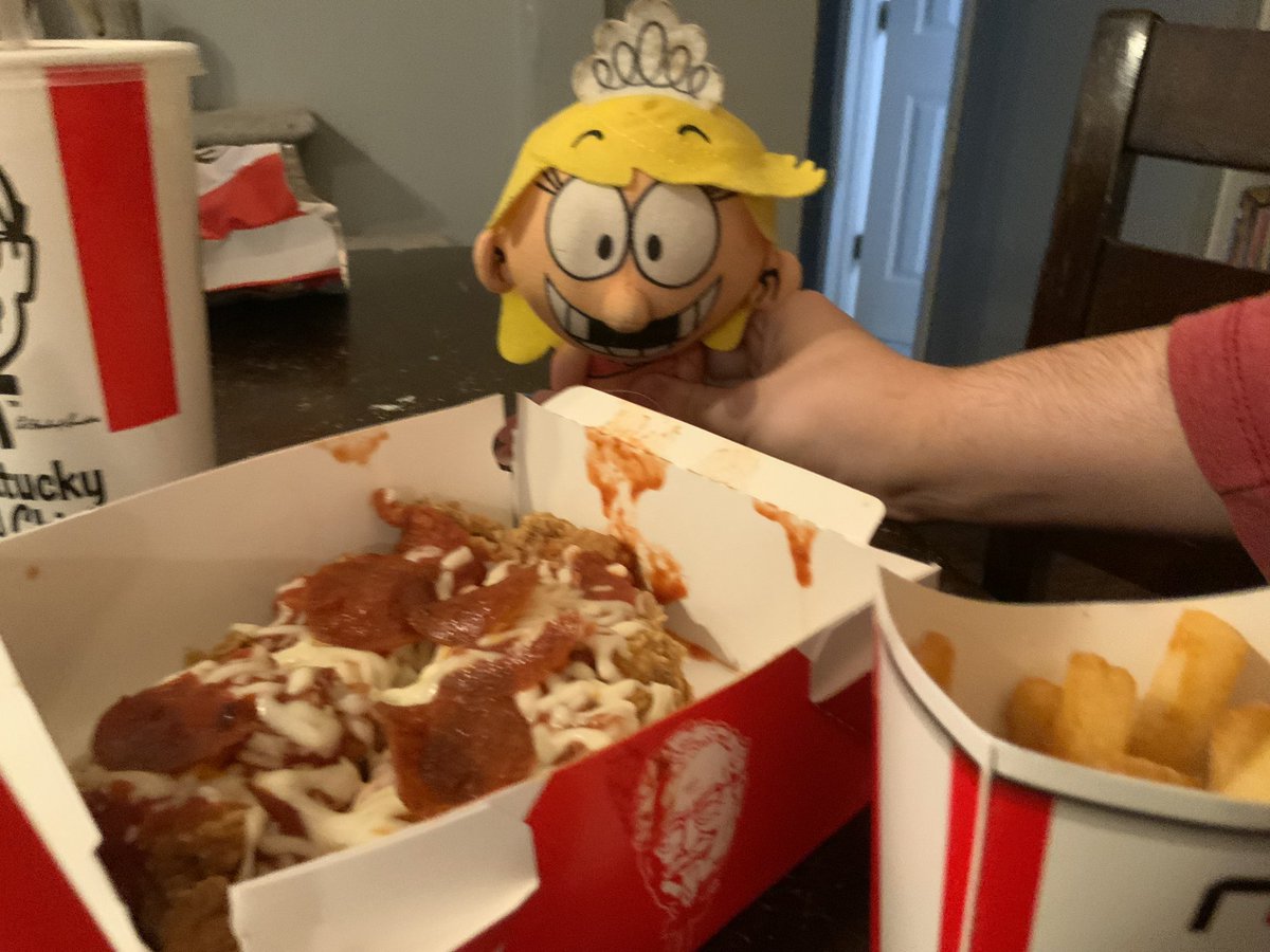 Lola Loud Tries Chizza From KFC #theloudhouse #nickelodeon #lolaloud #chizza #kfc
