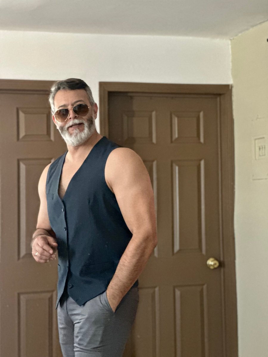 spider0122's tweet photo. Working out this arms so I get to lift you anywhere and everywhere 😏 Keep me company tonight? My DMs here https://t.co/YFEsATkcqM are open for your naughtiest messages 😈 https://t.co/81GocqrCpE