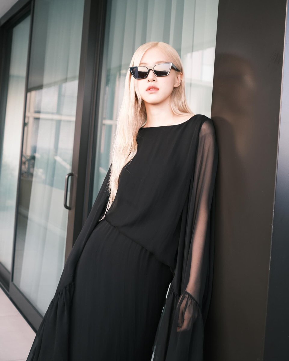 rosieshideout_'s tweet photo. breath·tak·ing
/ˈbreTHˌtākiNG/
adjective
astonishing or awe-inspiring in quality, so as to take one's breath away.

ROSÉ AT PRE OSCAR PARTY
#ROSÉ #로제 
#ROSÉxSaintLaurent https://t.co/USPOr961zY