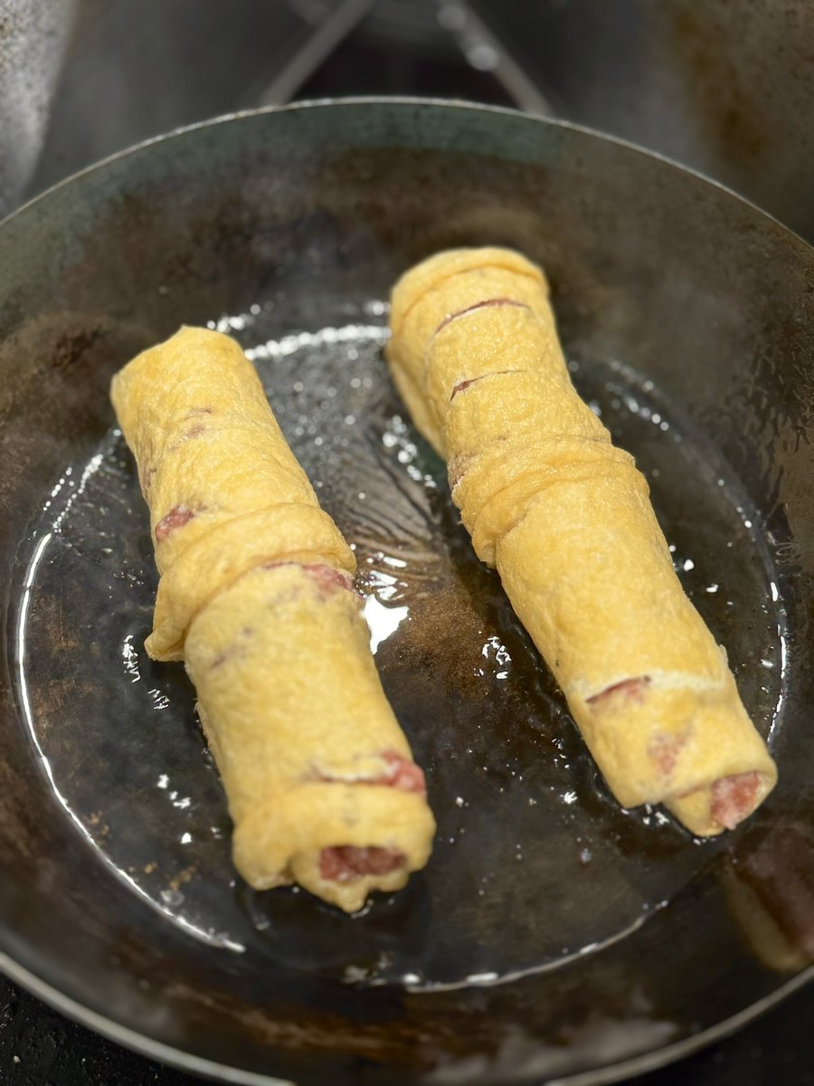 tbs_dn's tweet photo. 私の挽肉レシピの秘密兵器。実は挽肉は醤油・みりんを揉み込んで油揚げで巻いてごま油で焼くだけで最高に美味しいです。とてもシンプルで超簡単ですが、意外とみんな知らない。冷めても美味しいのでお弁当にももってこいです。 https://t.co/3dadytJm4h
