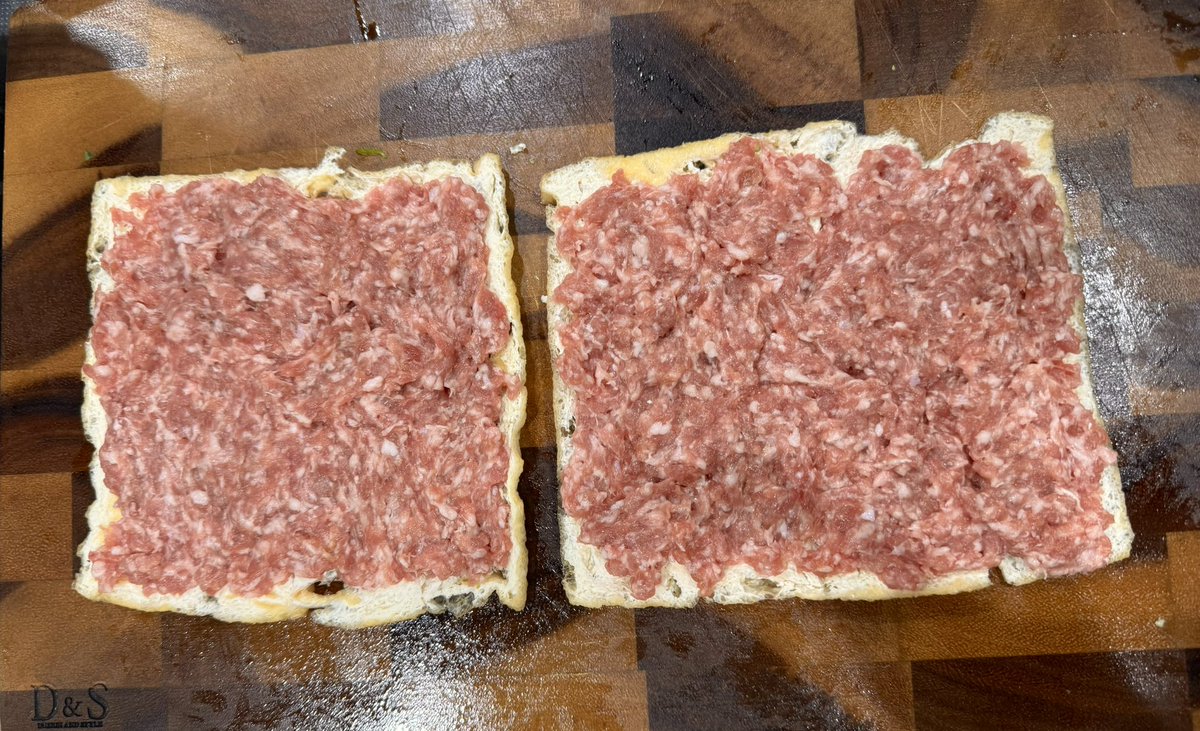tbs_dn's tweet photo. 私の挽肉レシピの秘密兵器。実は挽肉は醤油・みりんを揉み込んで油揚げで巻いてごま油で焼くだけで最高に美味しいです。とてもシンプルで超簡単ですが、意外とみんな知らない。冷めても美味しいのでお弁当にももってこいです。 https://t.co/3dadytJm4h