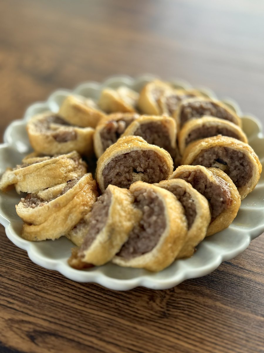 tbs_dn's tweet photo. 私の挽肉レシピの秘密兵器。実は挽肉は醤油・みりんを揉み込んで油揚げで巻いてごま油で焼くだけで最高に美味しいです。とてもシンプルで超簡単ですが、意外とみんな知らない。冷めても美味しいのでお弁当にももってこいです。 https://t.co/3dadytJm4h