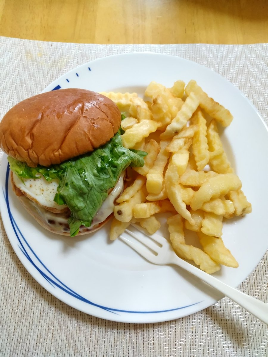 yukika_minamino's tweet photo. プロンテでロコバーガーを買ったぞい
#PRONTE
#森町
#南野雪花 https://t.co/1qbS9W8j0W
