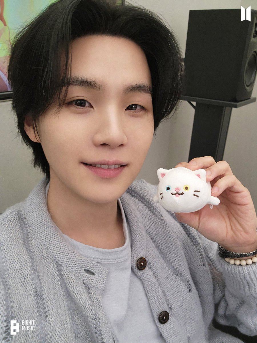 agustpics's tweet photo. 🐈🤍 https://t.co/QhVCsDPzM4